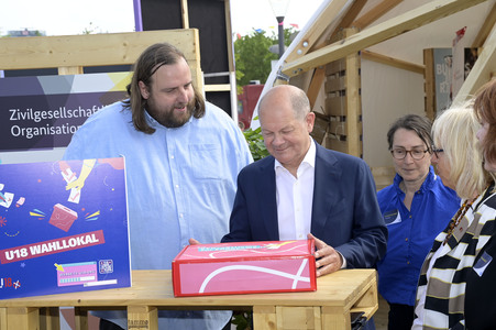 Demokratiefest zu 75 Jahren Grundgesetz in Berlin