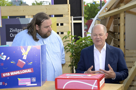 Demokratiefest zu 75 Jahren Grundgesetz in Berlin