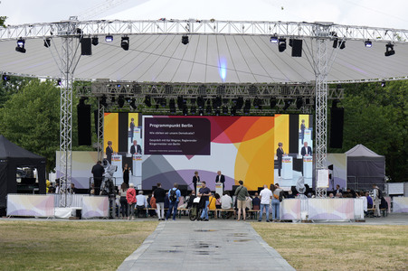 Demokratiefest zu 75 Jahren Grundgesetz in Berlin