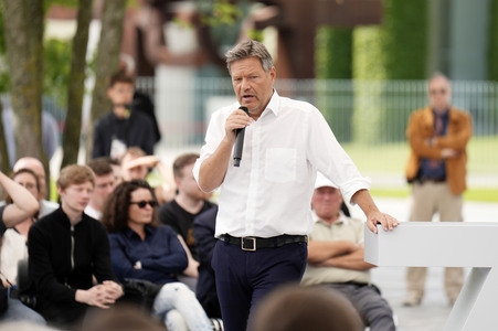 Demokratiefest zu 75 Jahren Grundgesetz in Berlin