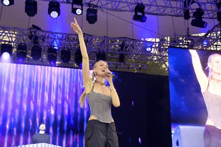 Konzert von Glasperlenspiel beim Demokratiefest zu 75 Jahren Grundgesetz in Berlin