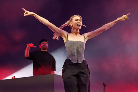 Konzert von Glasperlenspiel beim Demokratiefest zu 75 Jahren Grundgesetz in Berlin