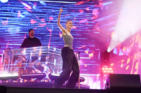 Konzert von Glasperlenspiel beim Demokratiefest zu 75 Jahren Grundgesetz in Berlin