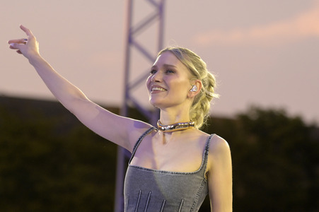 Konzert von Glasperlenspiel beim Demokratiefest zu 75 Jahren Grundgesetz in Berlin