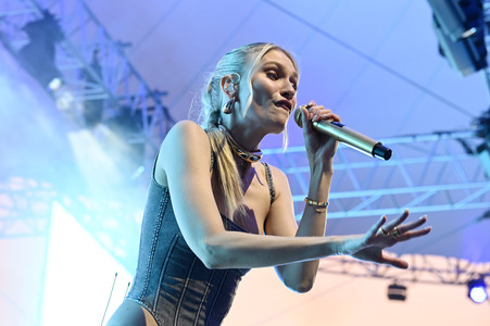 Konzert von Glasperlenspiel beim Demokratiefest zu 75 Jahren Grundgesetz in Berlin