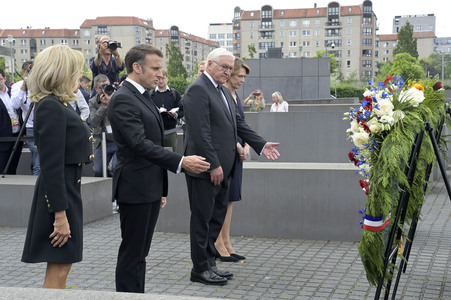 Kranzniederlegung am Denkmal für die ermordeten Juden Europas in Berlin
