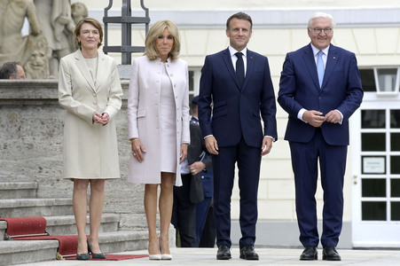 Begrüßung des Staatspräsidenten der Französischen Republik in Berlin