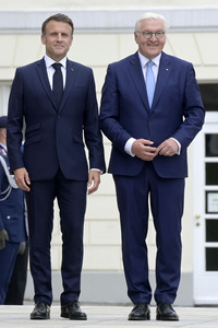 Begrüßung des Staatspräsidenten der Französischen Republik in Berlin