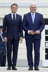 Begrüßung des Staatspräsidenten der Französischen Republik in Berlin