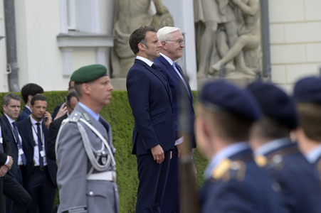 Begrüßung des Staatspräsidenten der Französischen Republik in Berlin