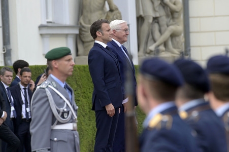 Begrüßung des Staatspräsidenten der Französischen Republik in Berlin