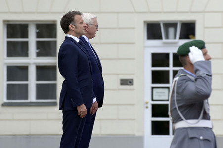 Begrüßung des Staatspräsidenten der Französischen Republik in Berlin