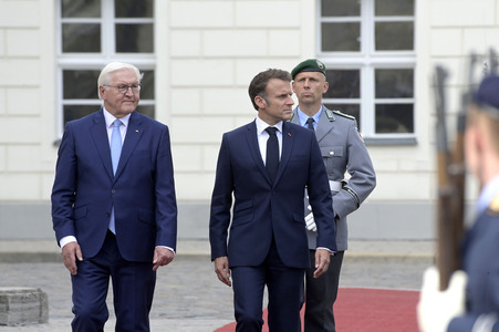 Begrüßung des Staatspräsidenten der Französischen Republik in Berlin