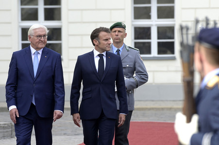 Begrüßung des Staatspräsidenten der Französischen Republik in Berlin
