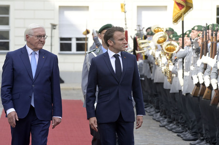 Begrüßung des Staatspräsidenten der Französischen Republik in Berlin