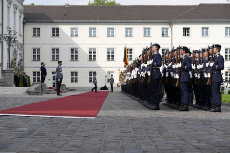 Begrüßung des Staatspräsidenten der Französischen Republik in Berlin