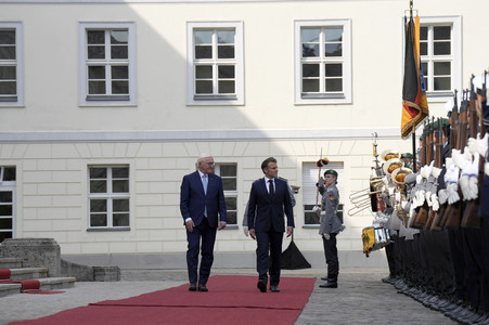 Begrüßung des Staatspräsidenten der Französischen Republik in Berlin