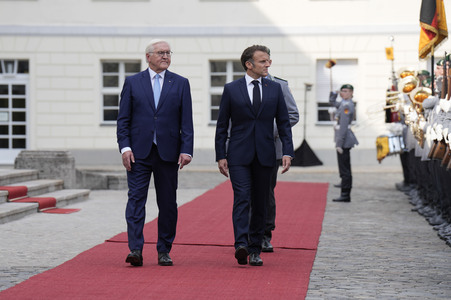 Begrüßung des Staatspräsidenten der Französischen Republik in Berlin