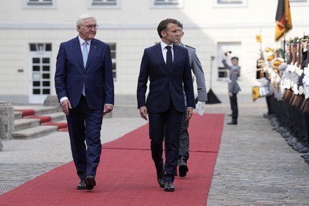 Begrüßung des Staatspräsidenten der Französischen Republik in Berlin