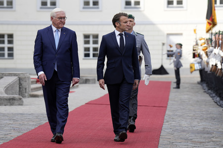 Begrüßung des Staatspräsidenten der Französischen Republik in Berlin