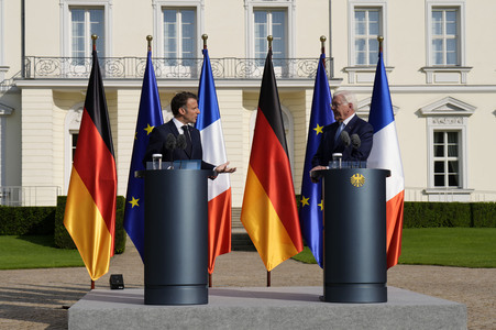 Begrüßung des Staatspräsidenten der Französischen Republik in Berlin