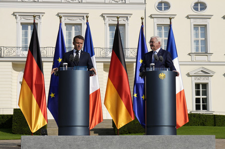 Begrüßung des Staatspräsidenten der Französischen Republik in Berlin
