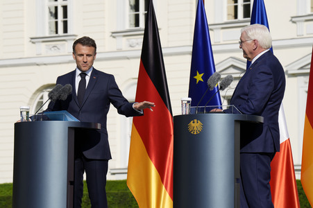 Begrüßung des Staatspräsidenten der Französischen Republik in Berlin