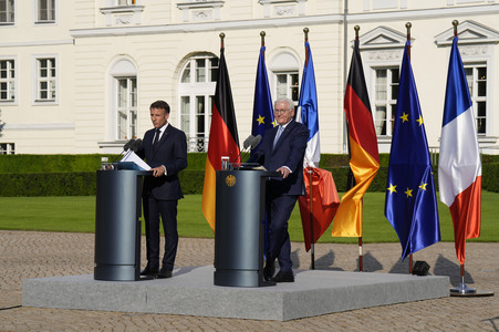 Begrüßung des Staatspräsidenten der Französischen Republik in Berlin