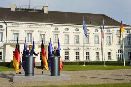 Begrüßung des Staatspräsidenten der Französischen Republik in Berlin