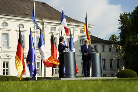 Begrüßung des Staatspräsidenten der Französischen Republik in Berlin