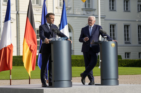 Begrüßung des Staatspräsidenten der Französischen Republik in Berlin