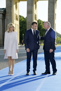 Emmanuel Macron und Brigitte Macron am Brandenburger Tor in Berlin