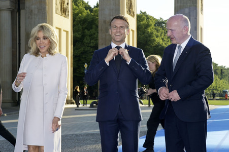 Emmanuel Macron und Brigitte Macron am Brandenburger Tor in Berlin