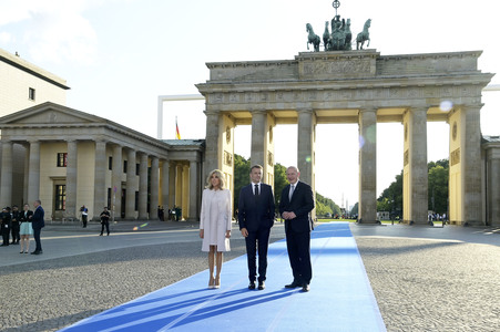 Emmanuel Macron und Brigitte Macron am Brandenburger Tor in Berlin