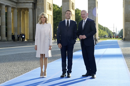 Emmanuel Macron und Brigitte Macron am Brandenburger Tor in Berlin