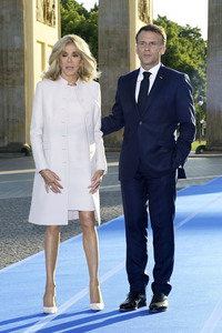 Emmanuel Macron und Brigitte Macron am Brandenburger Tor in Berlin