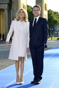 Emmanuel Macron und Brigitte Macron am Brandenburger Tor in Berlin
