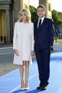 Emmanuel Macron und Brigitte Macron am Brandenburger Tor in Berlin