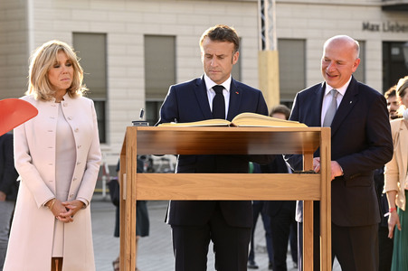 Emmanuel Macron und Brigitte Macron am Brandenburger Tor in Berlin