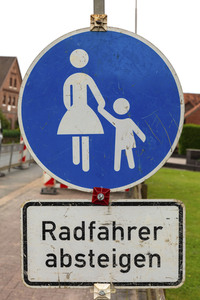 Symbolfoto Verkehrszeichen Gehweg