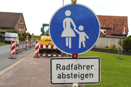 Symbolfoto Verkehrszeichen Gehweg