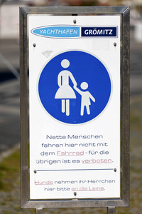 Symbolfoto Verkehrszeichen Gehweg