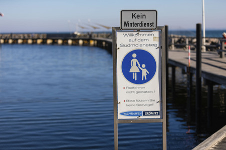 Symbolfoto Verkehrszeichen Gehweg