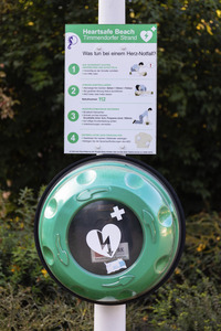 Symbolfoto öffentlicher Defibrillator