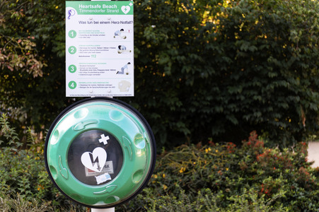 Symbolfoto öffentlicher Defibrillator