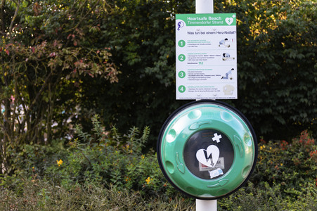 Symbolfoto öffentlicher Defibrillator