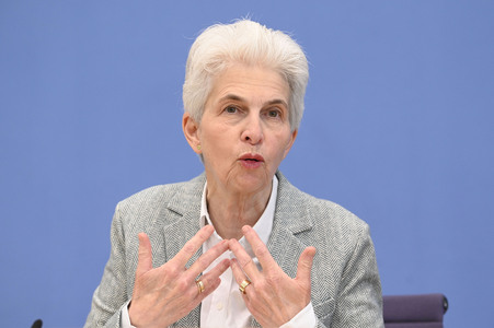 Bundespressekonferenz zum Stand der Sicherheits- und Verteidigungspolitik in Berlin