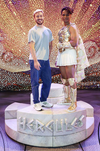 Besuch von Jannik Schümann beim Musical 'Hercules' in Hamburg