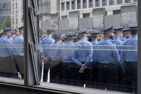 Schweigemarsch für den ermordeten Mannheimer Polizisten Rouven L. in Berlin