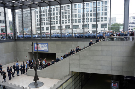 Schweigemarsch für den ermordeten Mannheimer Polizisten Rouven L. in Berlin